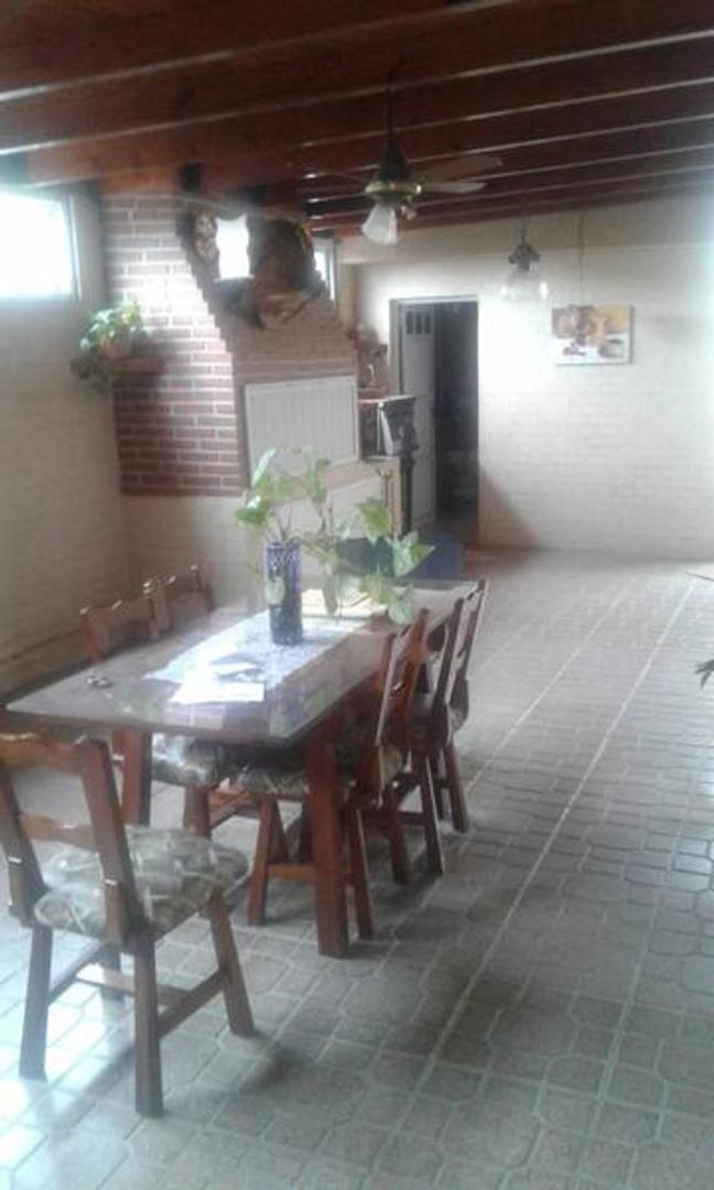 Casa 5 ambientes con 1 baño
