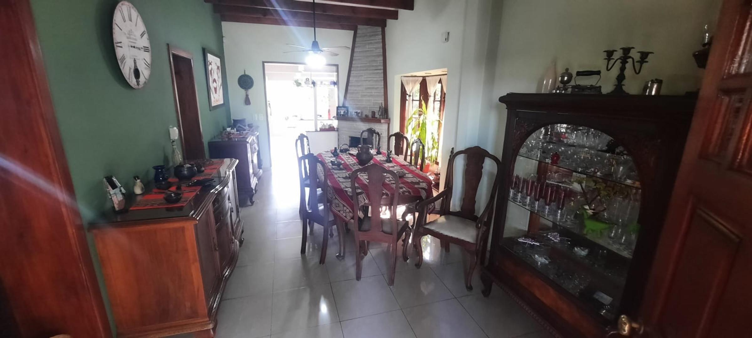 Casa en Venta con 4 cocheras