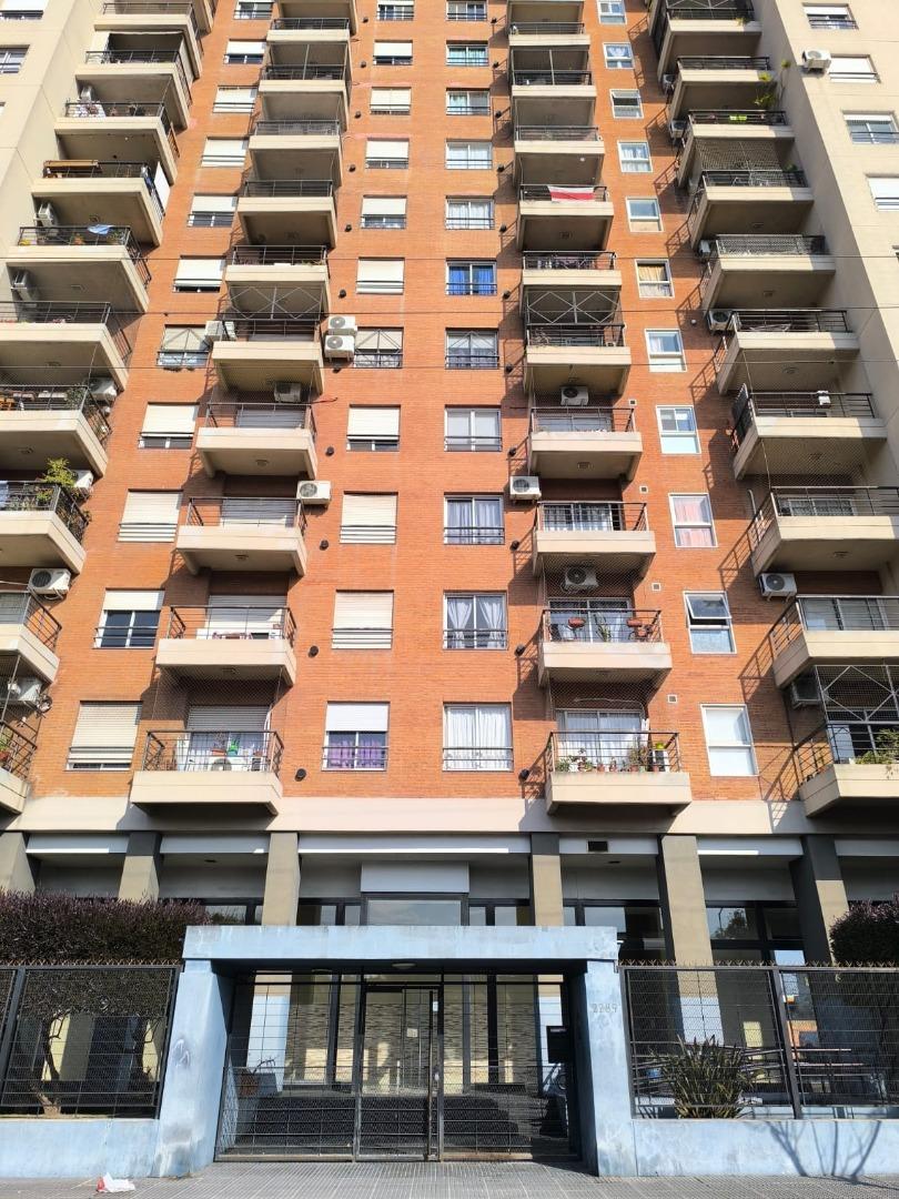 Departamento 4 ambtes luminoso  balcon cochera y baulera