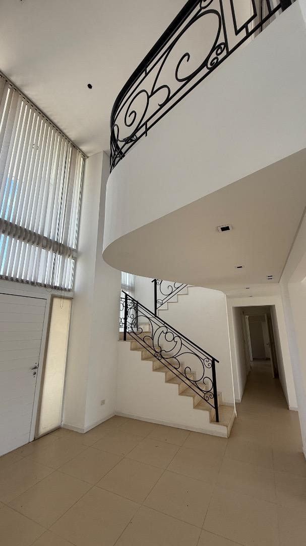 Casa 5 ambientes con 4 baños