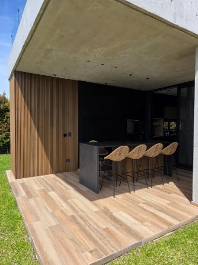 Casa 6 ambientes con 7 baños