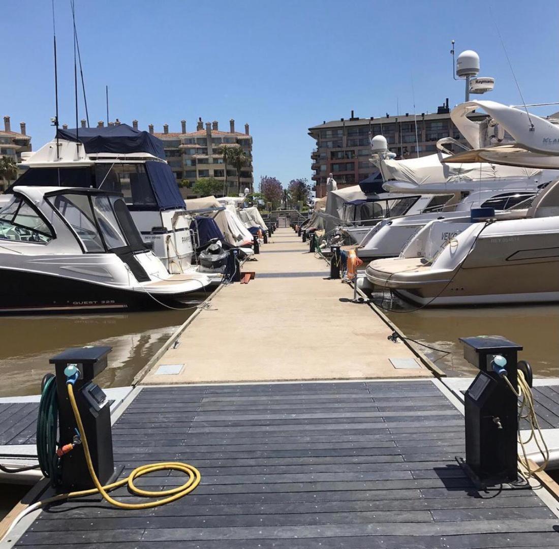 Departamento y amarra en la bahía nordelta