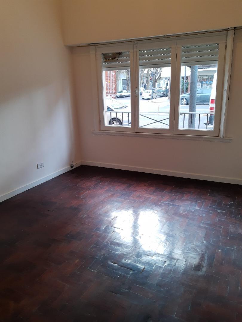 2 amb fte PB c/ ptio J B Justo 2300. $580000