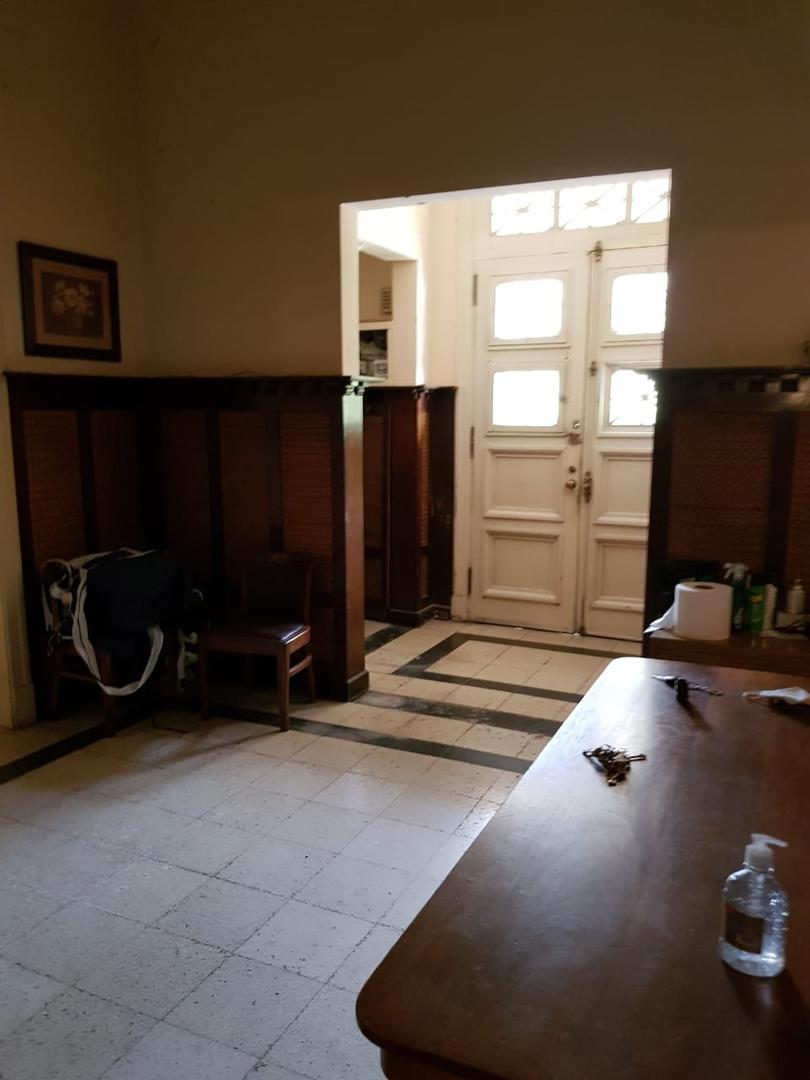 Casa 8 ambientes con 2 baños