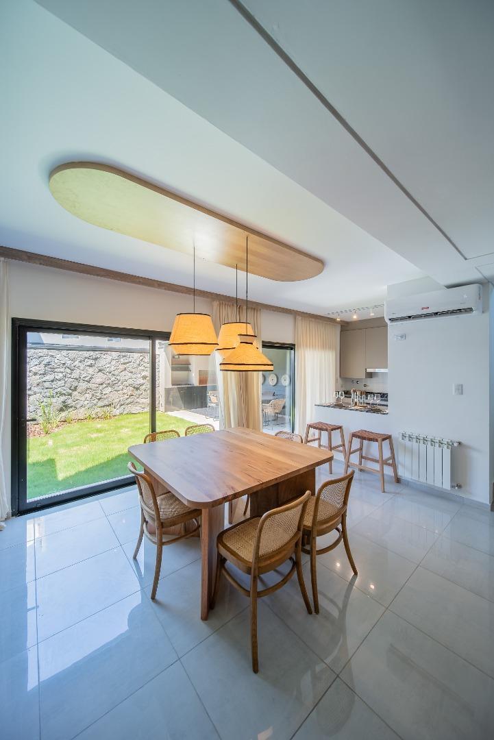 Casa 4 ambientes con 3 baños