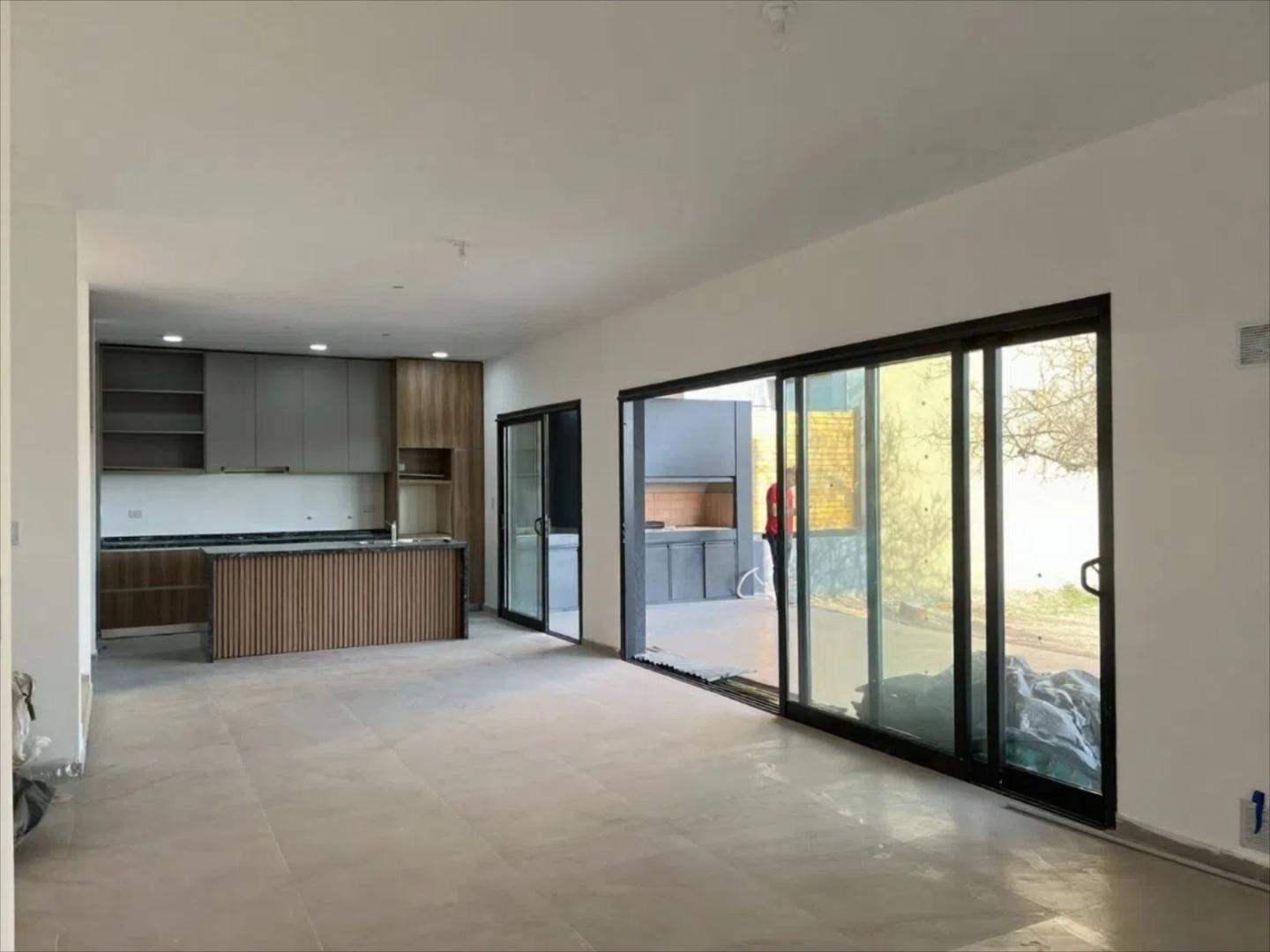 Casa 4 ambientes con 3 baños