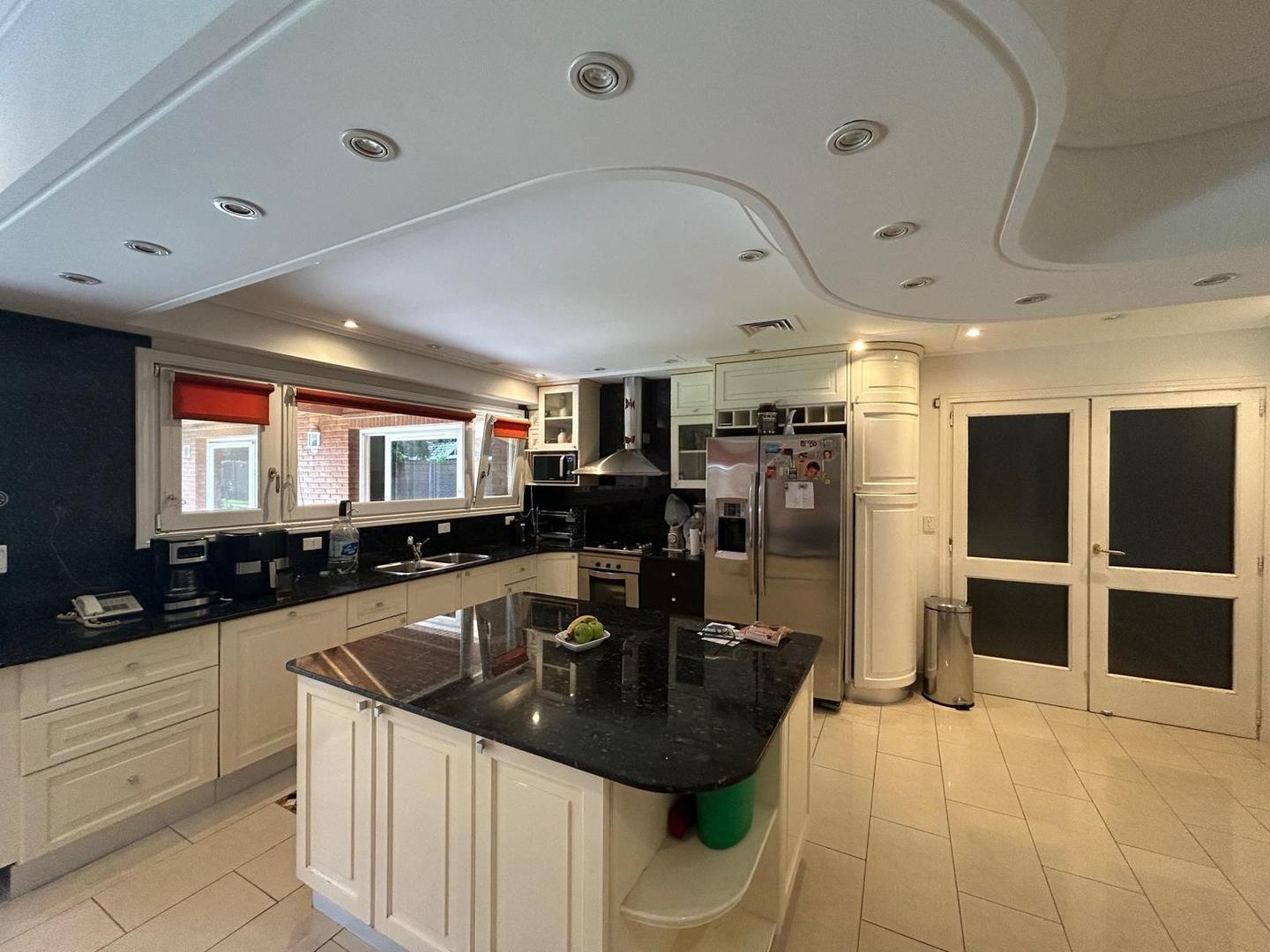 Casa en Venta con 3 cocheras