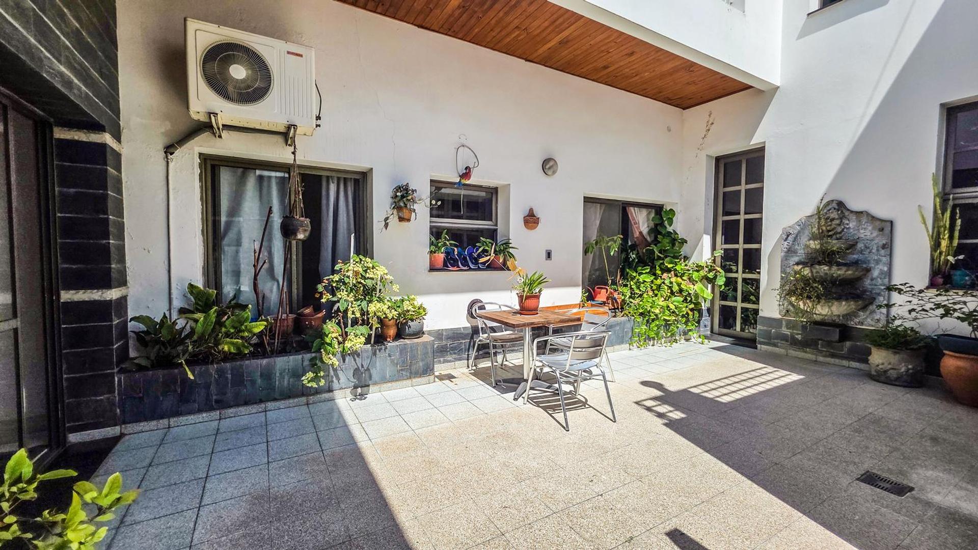 Casa 7 ambientes con 2 baños