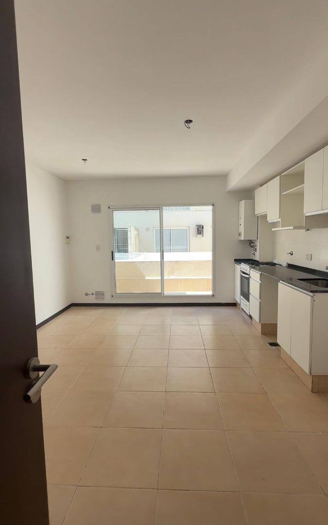 VENTA UN DORMITORIO  CON PATIO CON COCHERA