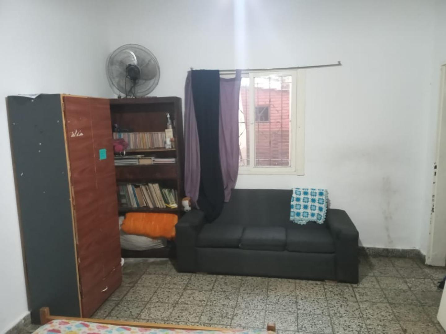 Thames 975 , Piso PB