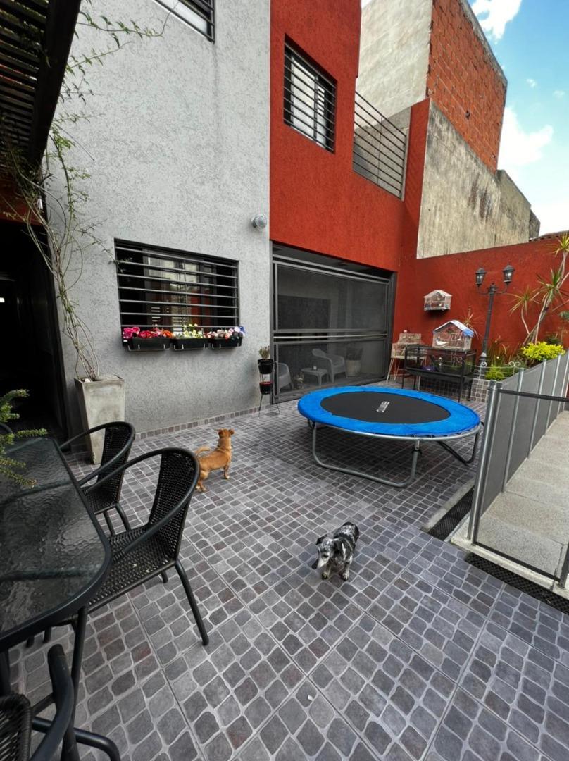 Casa en Venta con 3 cocheras