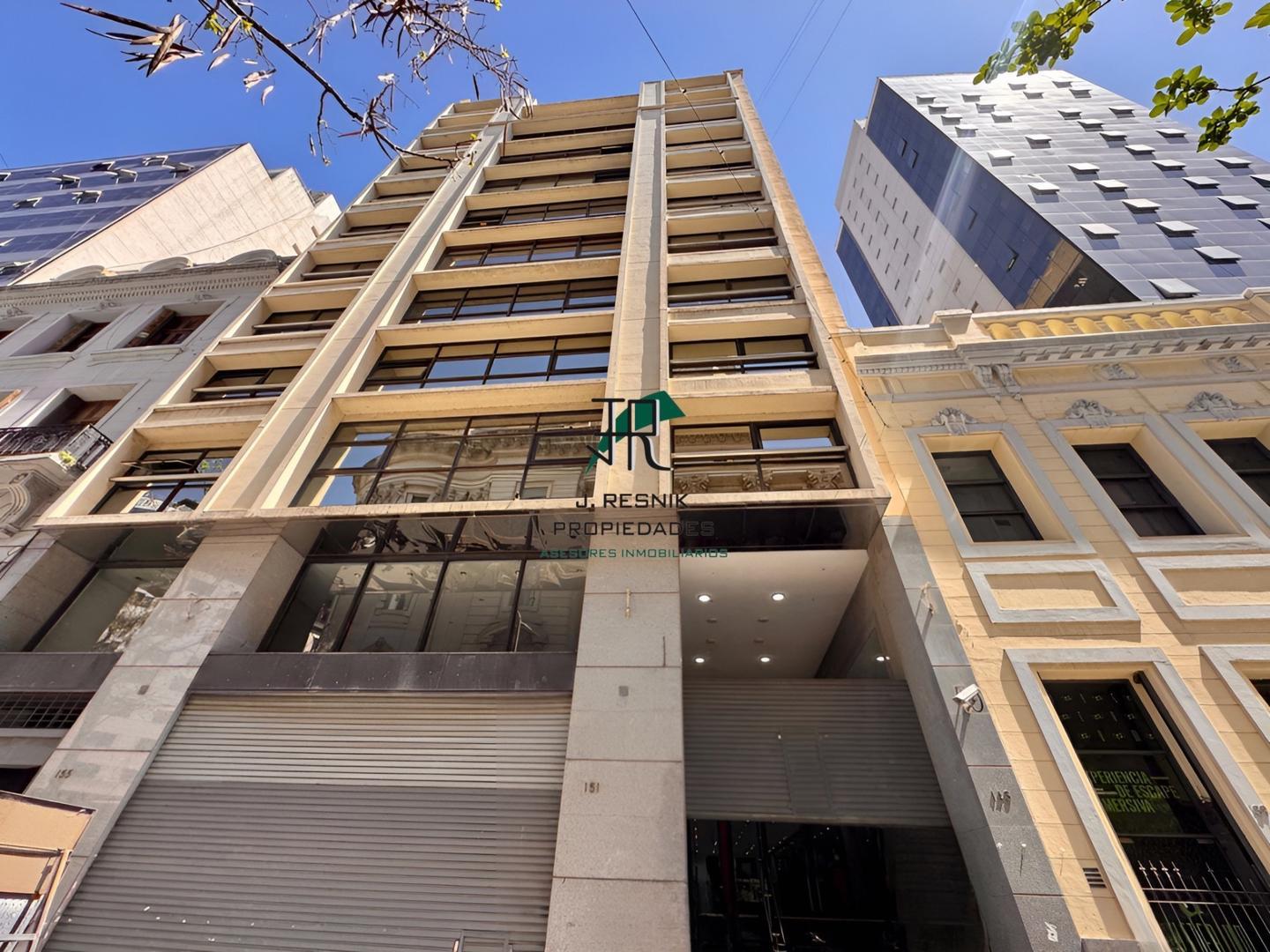 Oficina 19 ambientes con 6 baños