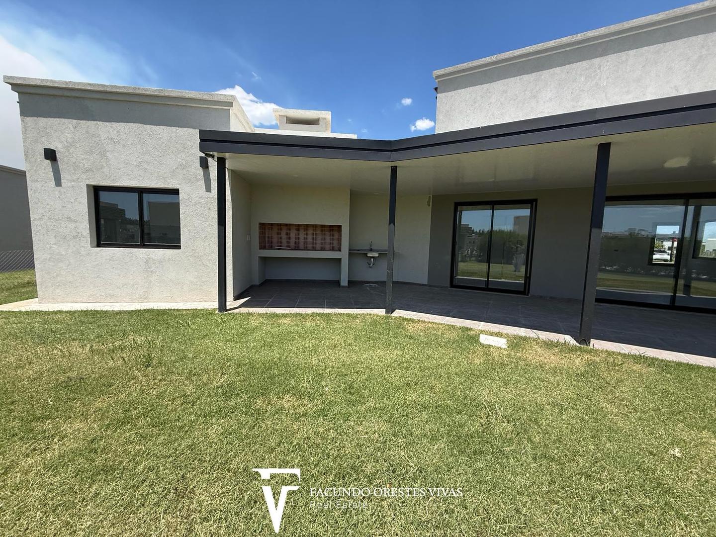 Casa 4 ambientes con 2 baños