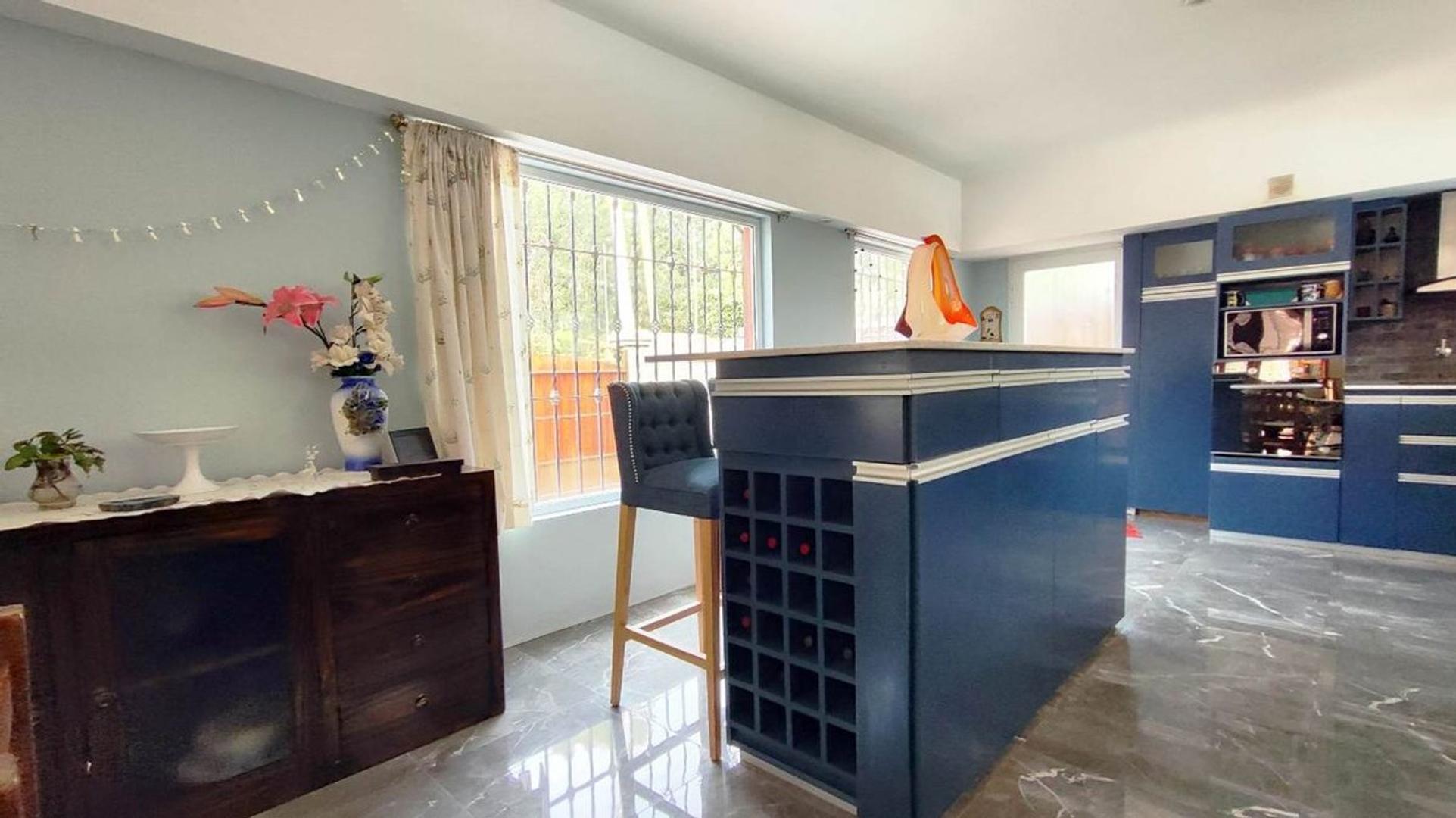 Casa 8 ambientes con 4 baños