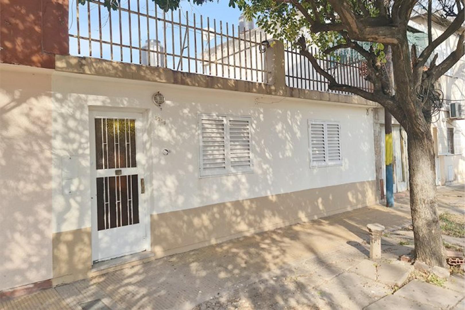 CASA 2 DORMITORIOS CON PATIO PJE. BOLONIA 5219