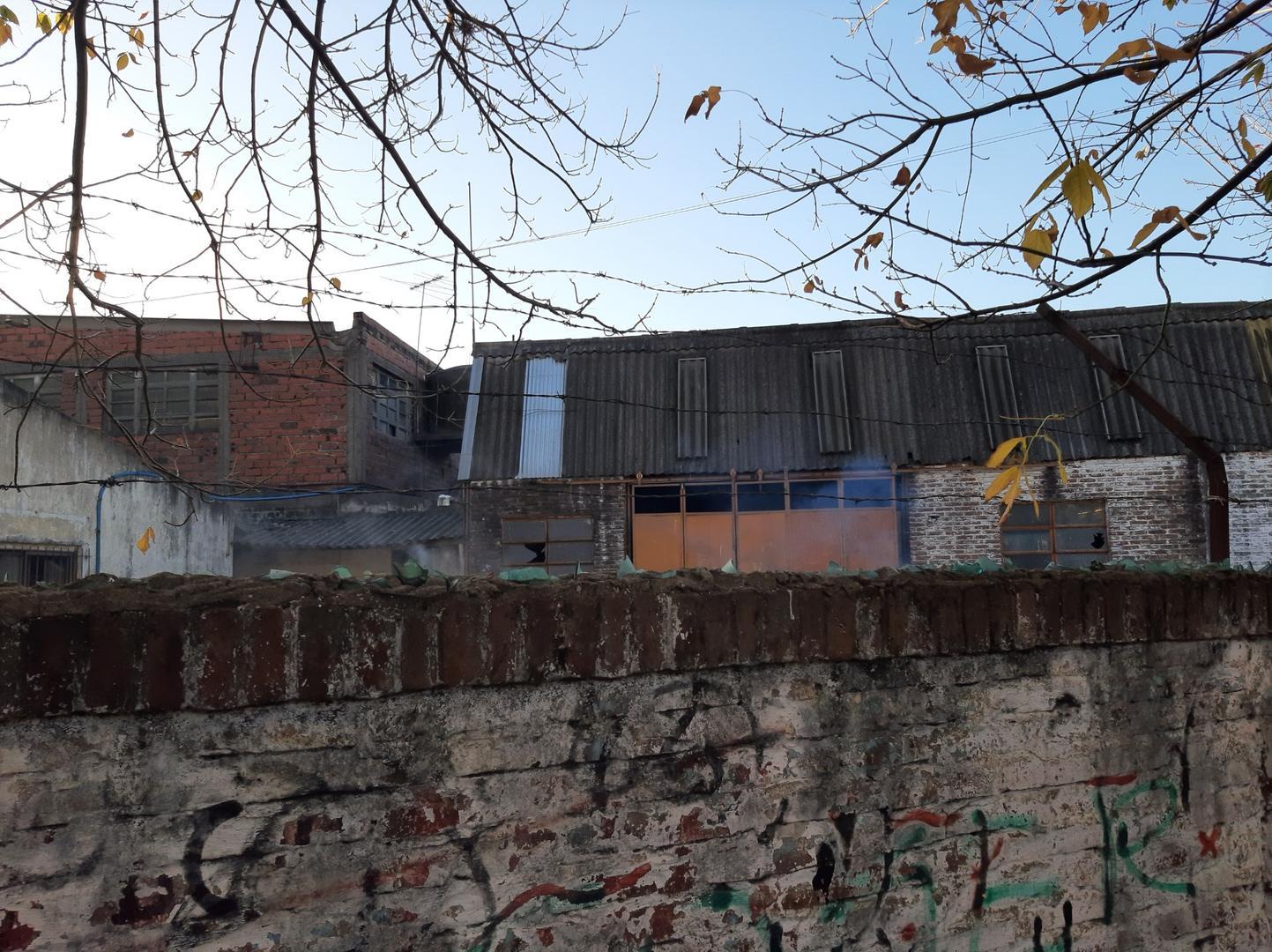 TERRENO 2261 MTS2 1400 MTS2 CUBIERTOS ZONA INDUSTRIAL