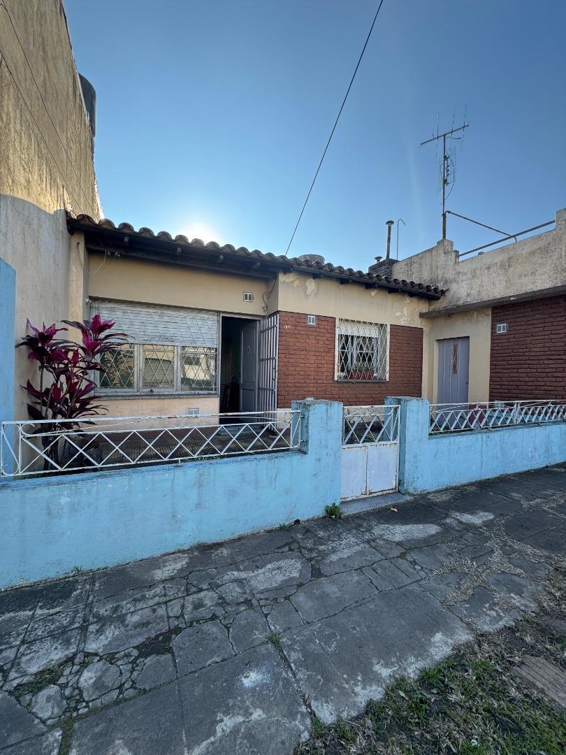 CASA CUATRO AMBIENTES CON COCHERA, PATIO Y TERRAZA EN VENTA