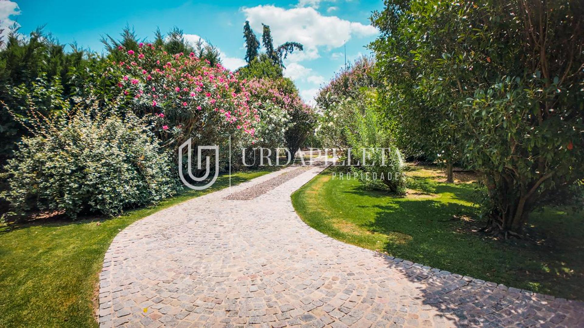 Casa en el barrio Champagnat - Estancias del pilar