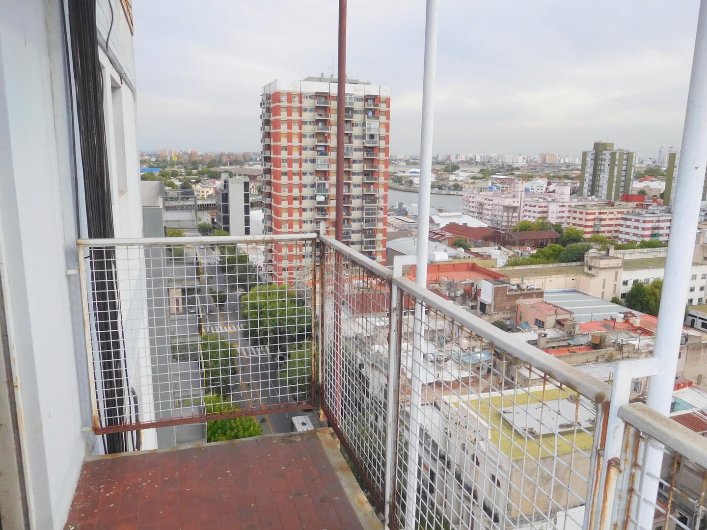 DEPARTAMENTO DE 4 AMBIENTES CON DEPENDENCIA AL FTE .BALCON
