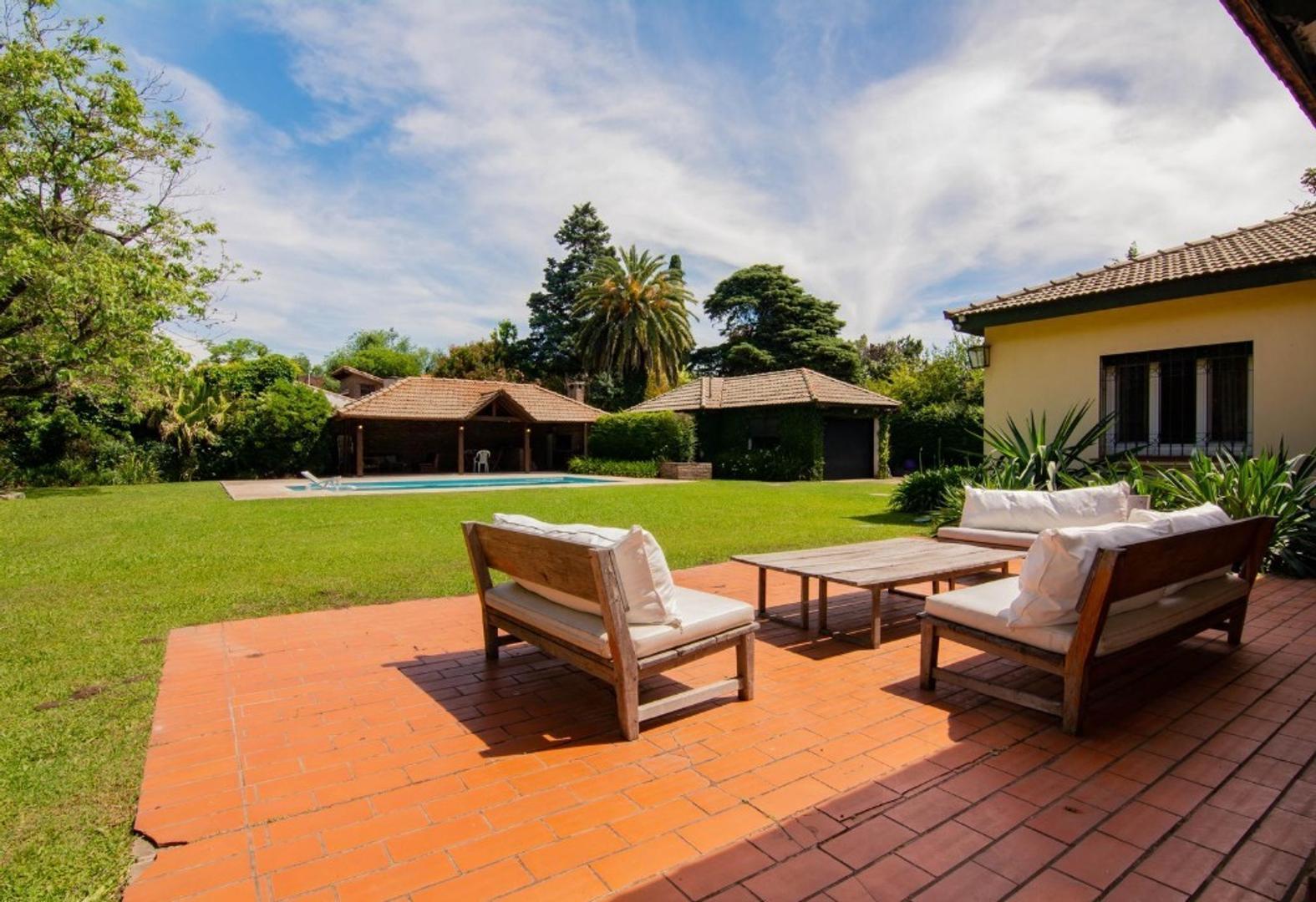 Casa en Venta con 2 cocheras