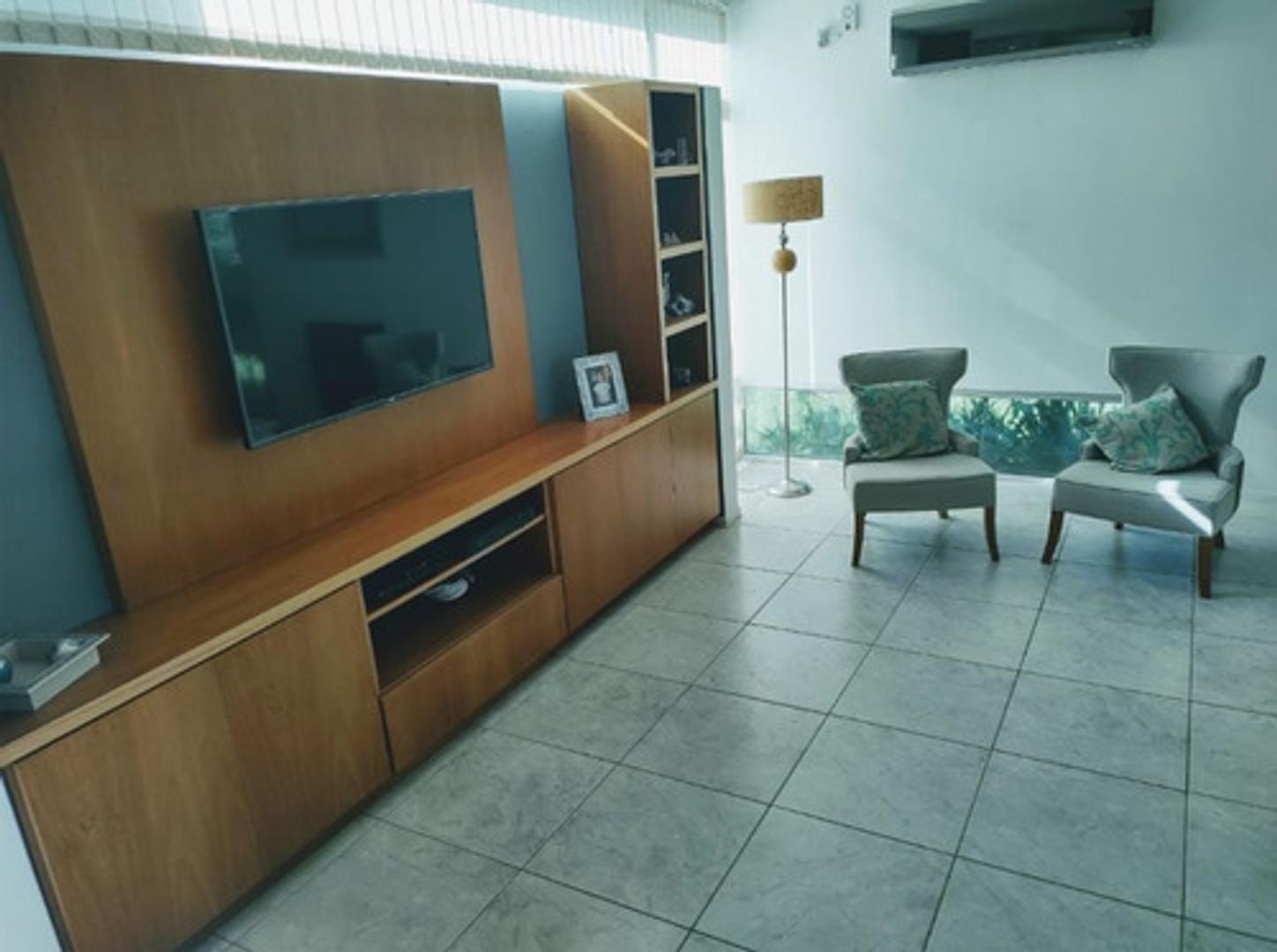 Casa en Venta con 3 cocheras