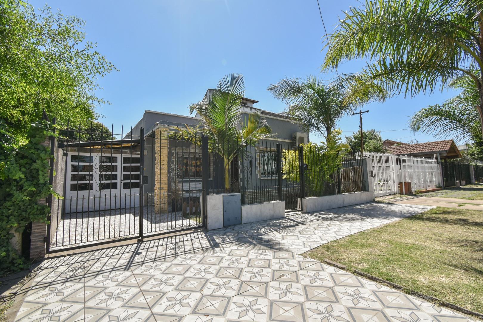 Casa en venta de 4 Ambientes con cochera y Pileta