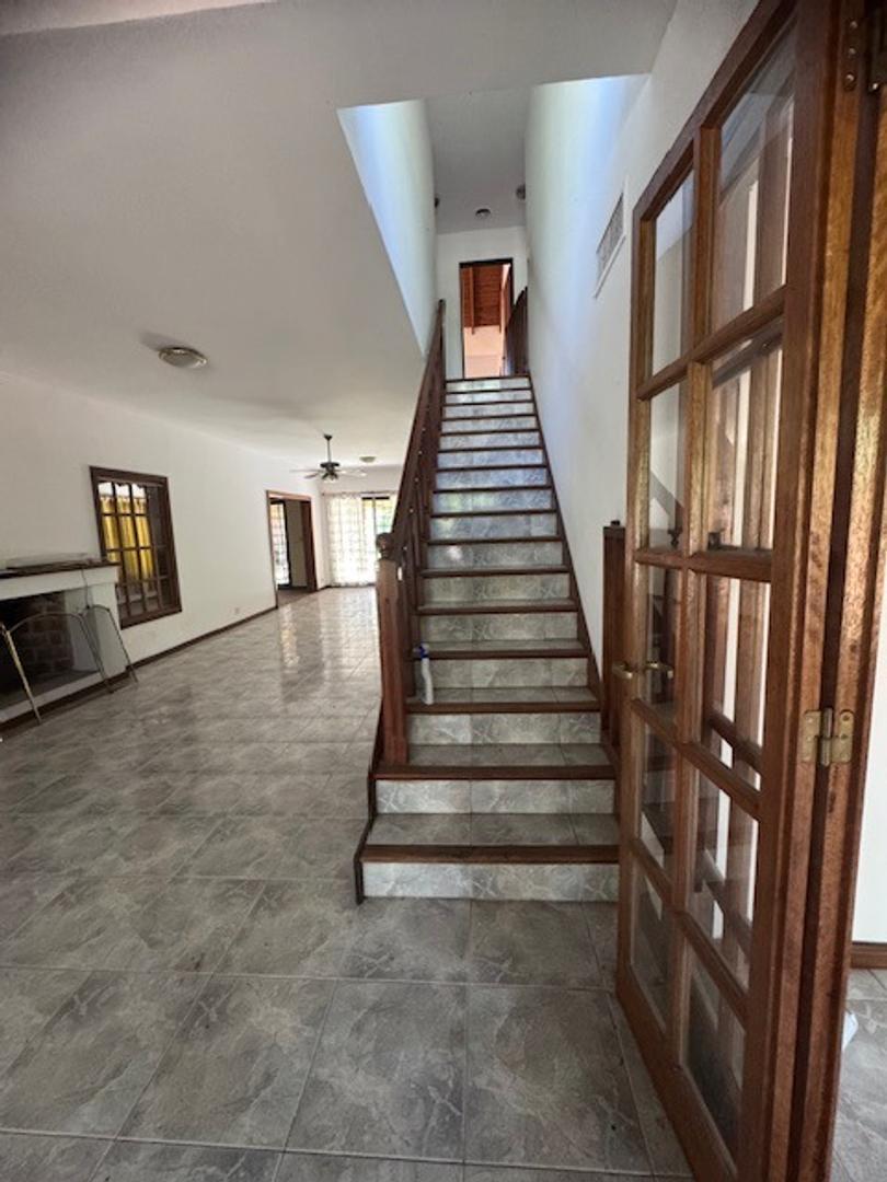 Casa en Alquiler con 4 cocheras