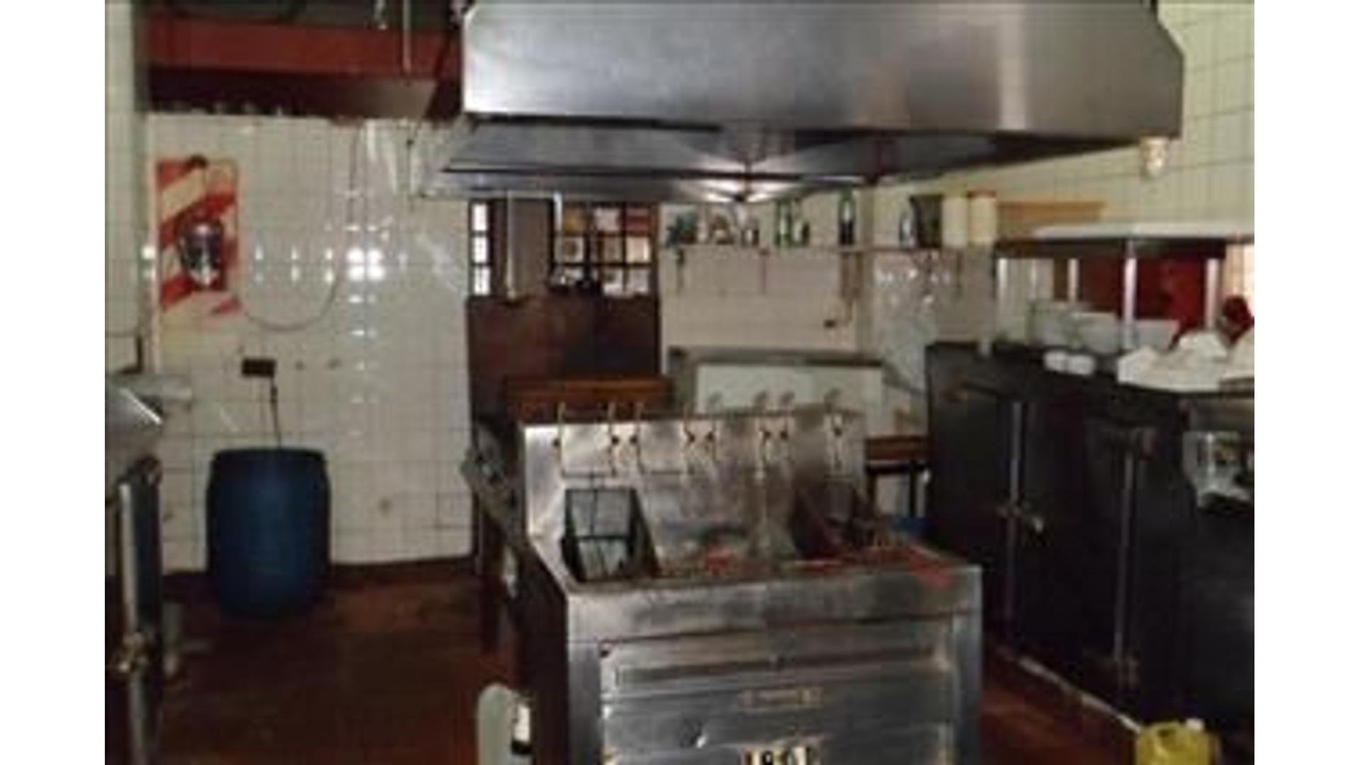 LOCAL EN 2 PLTAS.300 M2.CUB-.EN ESQ.-SOBRE LOTE PROPIO