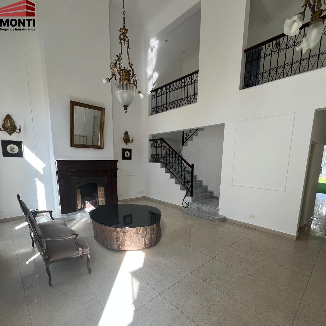 A Dos Cuadras De La Plaza Principal