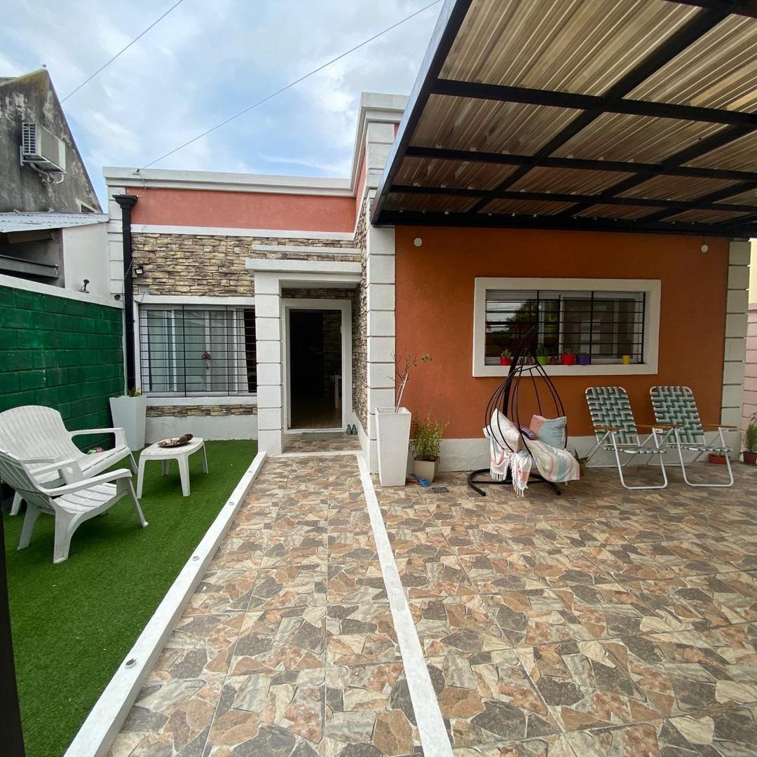 Casa 4 ambientes con 2 baños