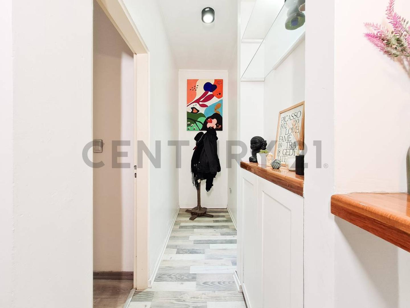 Departamento de 1 dormitorio con patio y cochera en venta