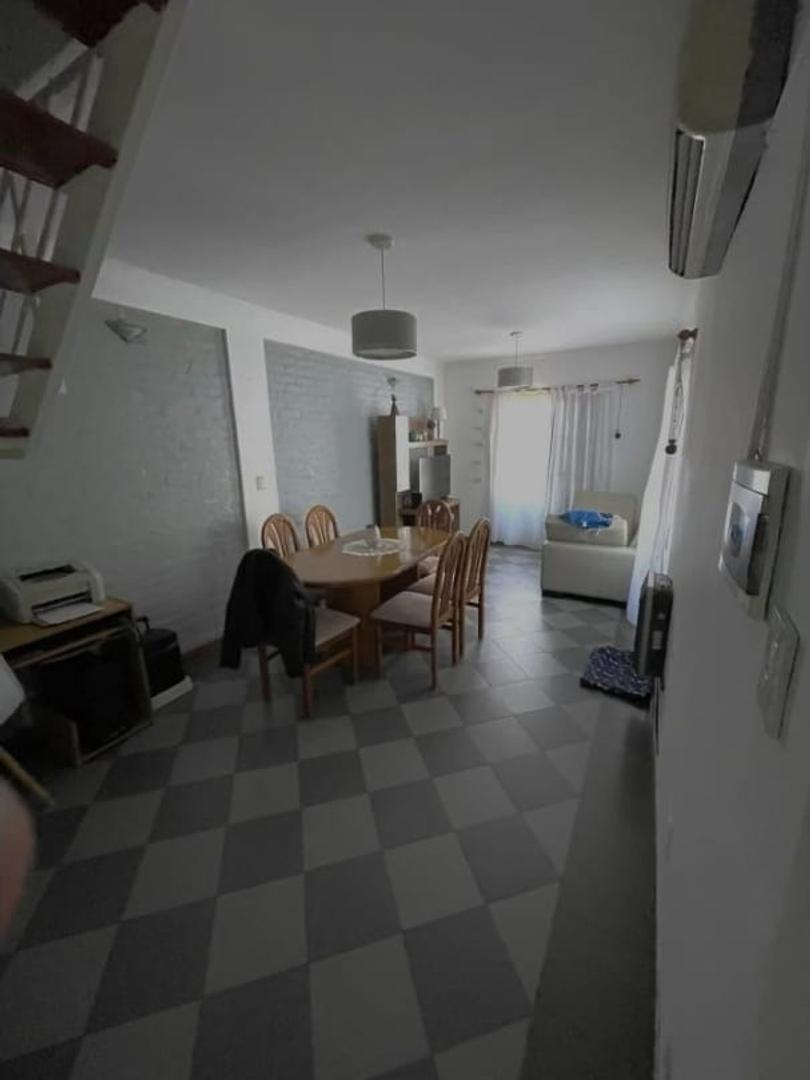 CASA DE 5 AMBIENTES CON COCHERA DOBLE