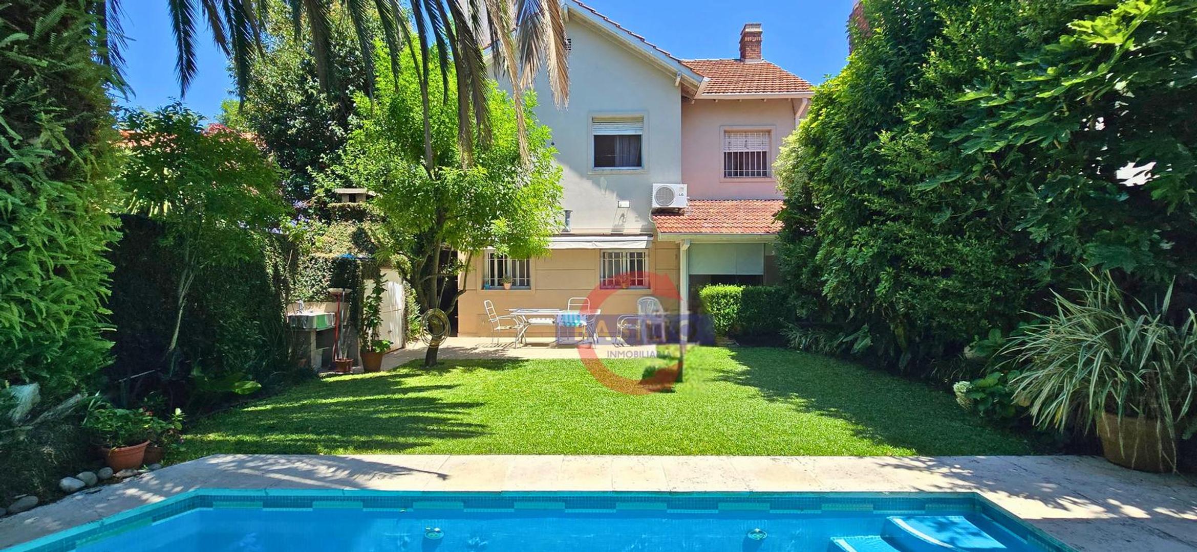 VENTA CHALET 5 AMBIENTES CON PILETA, JARDÍN Y COCHERA EN MARTÍNEZ