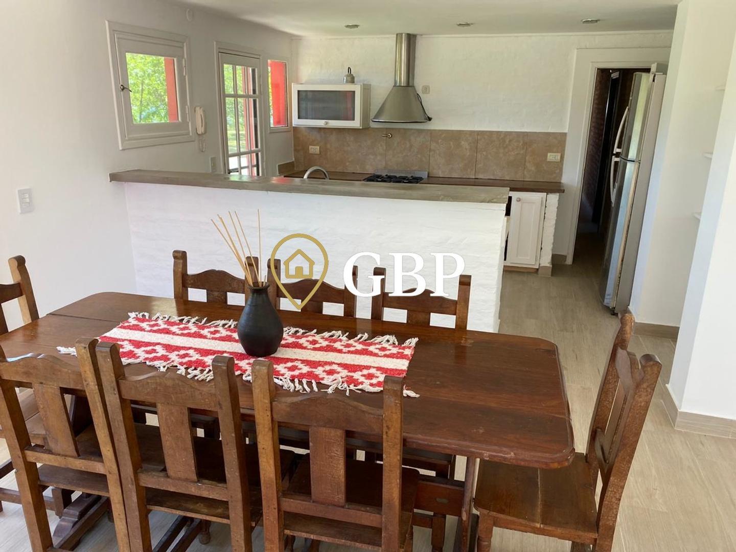 Casa en Alquiler con 2 cocheras