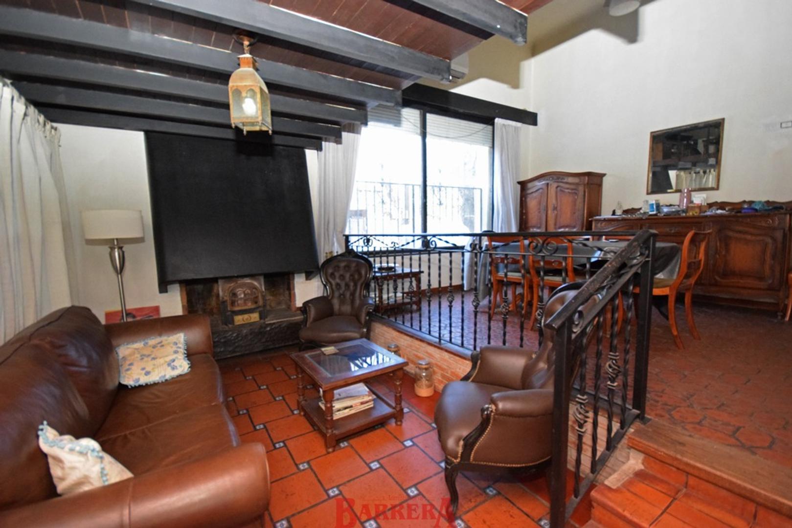 Casa en Venta con 2 cocheras