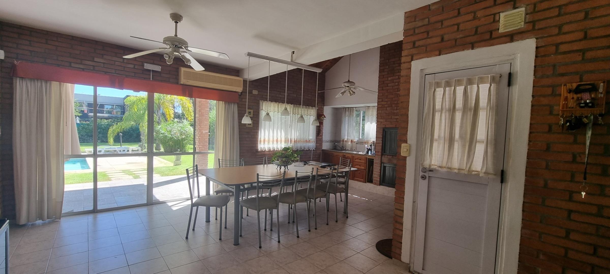 Casa en Venta con 6 cocheras
