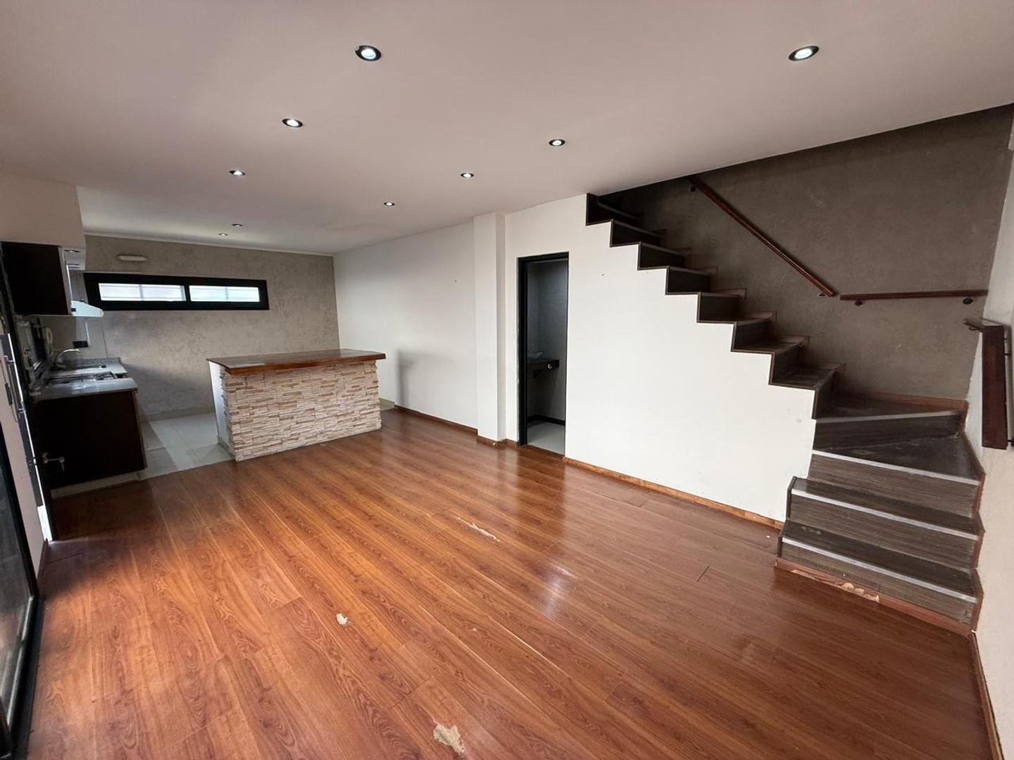 Dúplex 3 ambientes con patio y cochera en Munro