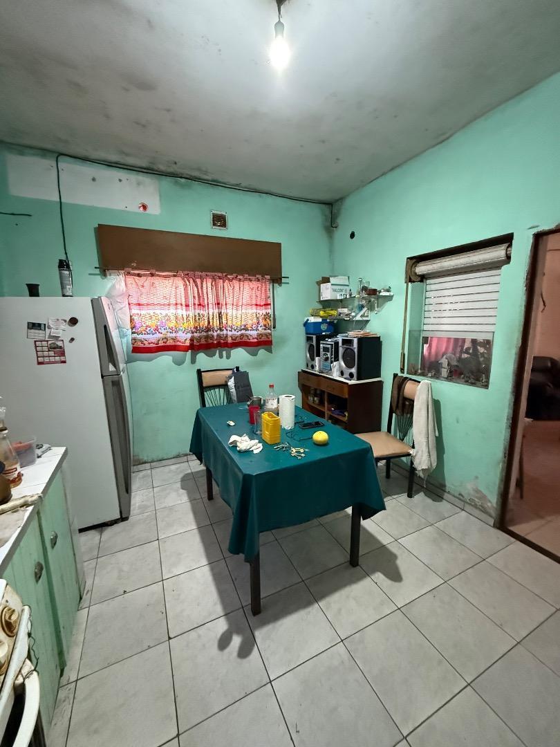 Venta casa 3 ambientes con local Florencio Varela