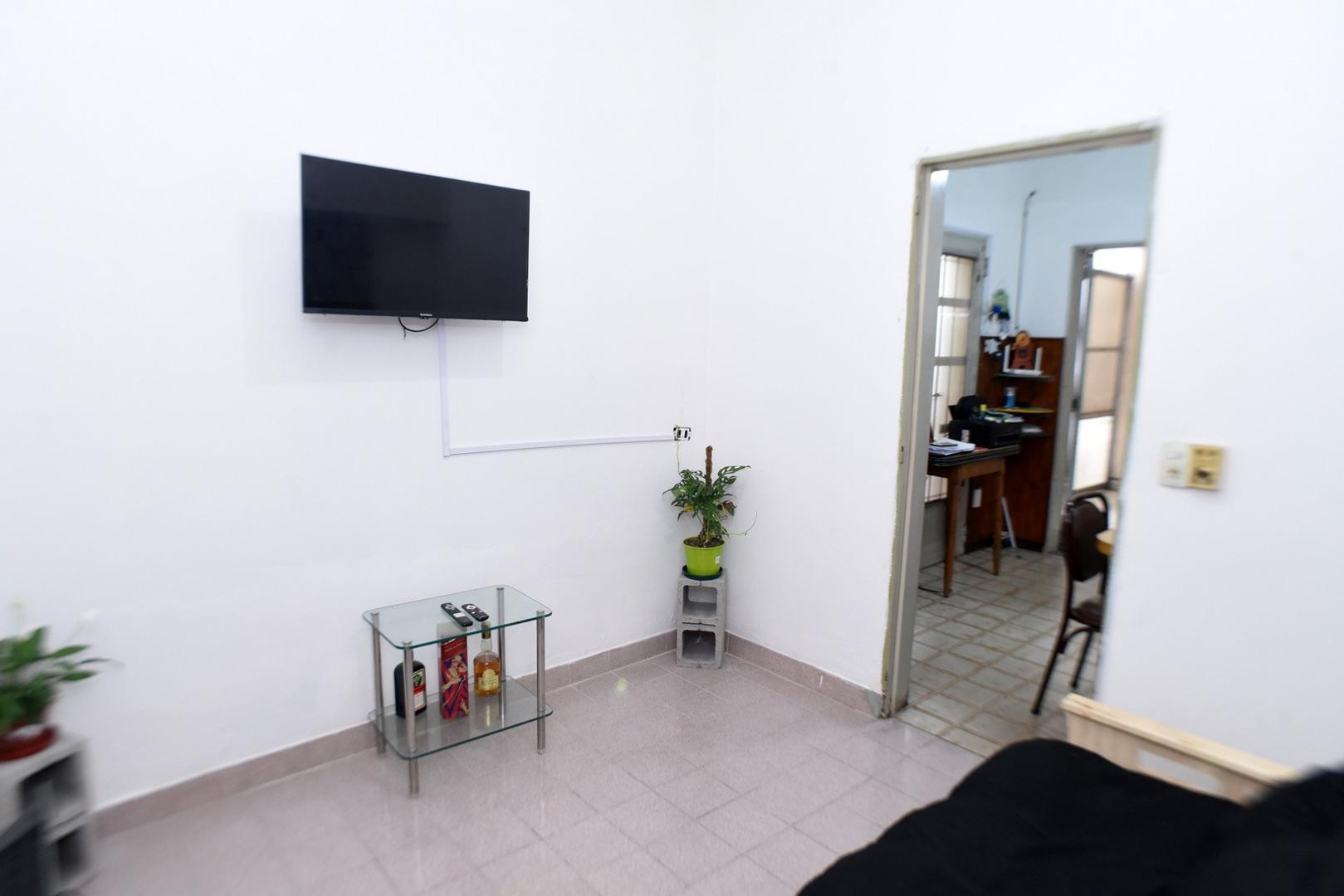 CASA EN VENTA 3 AMBIENTES A REFACCIONAR CON GARAGE Y QUINCHO