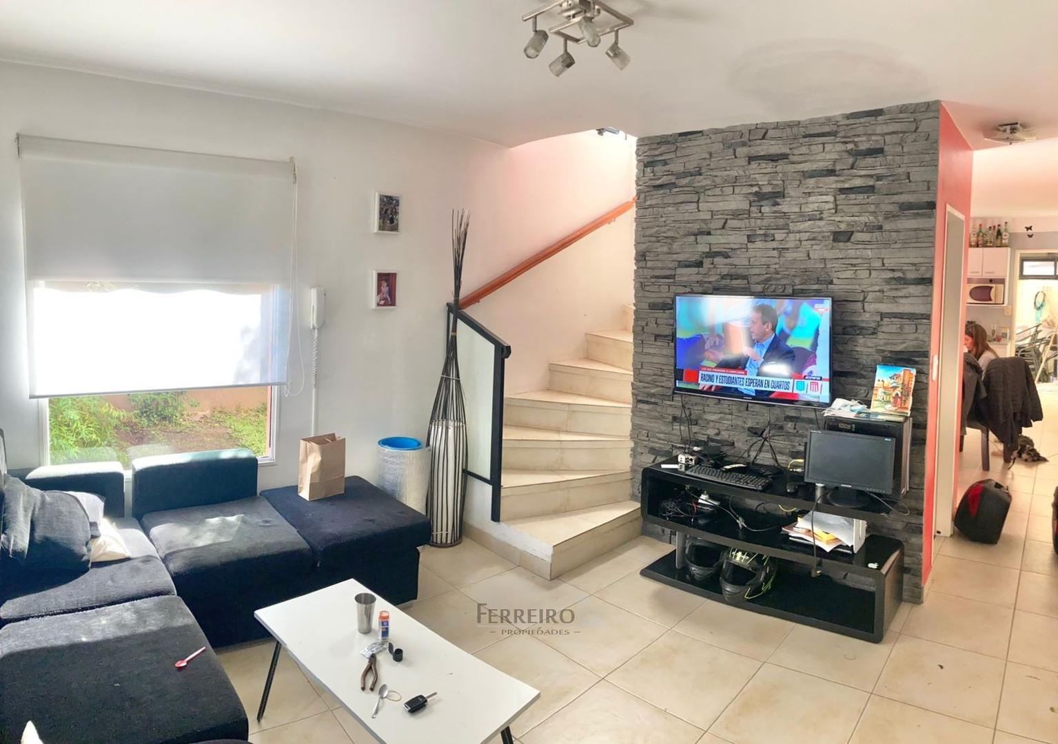 VENTA DE TRIPLEX CON JARDÍN Y COCHERAS EN BARRIO CERRADO