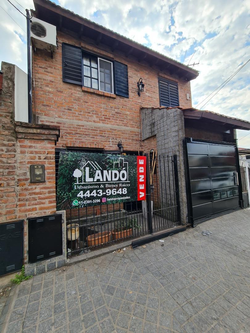 Casa 4 ambientes con cochera y amplio jardín - toma permuta