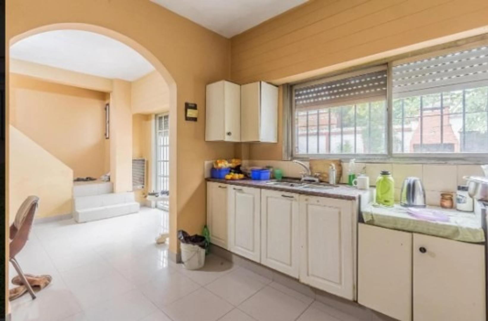 Casa 4 ambientes con jardín y terraza