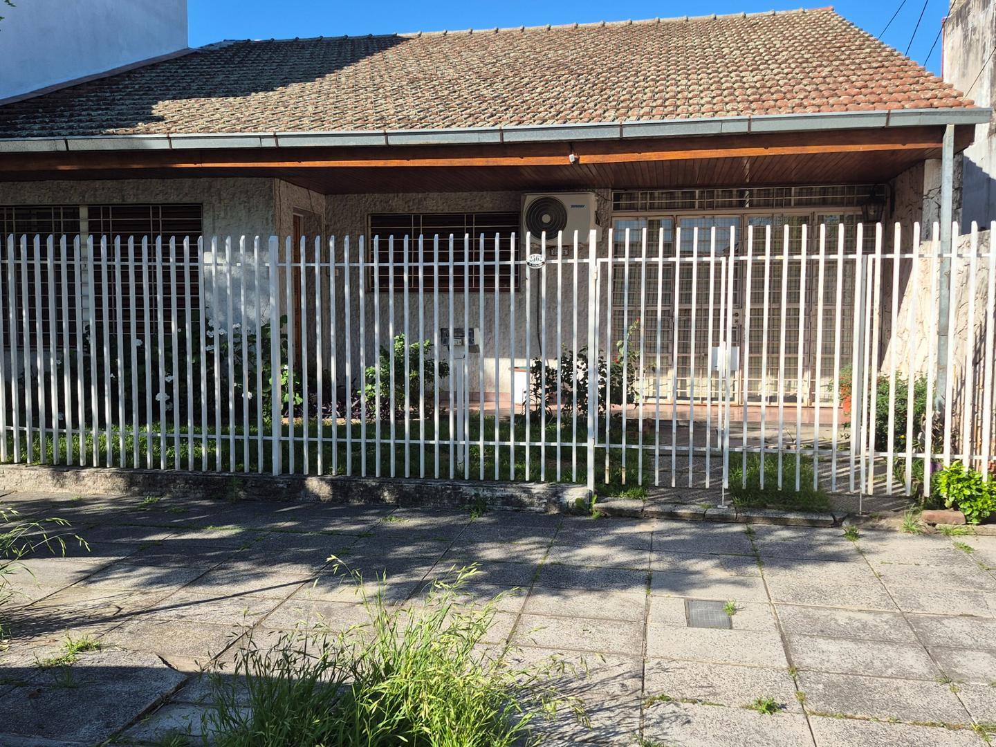 CHALET 4 AMB. CON GARAGE FONDO Y QUINCHO