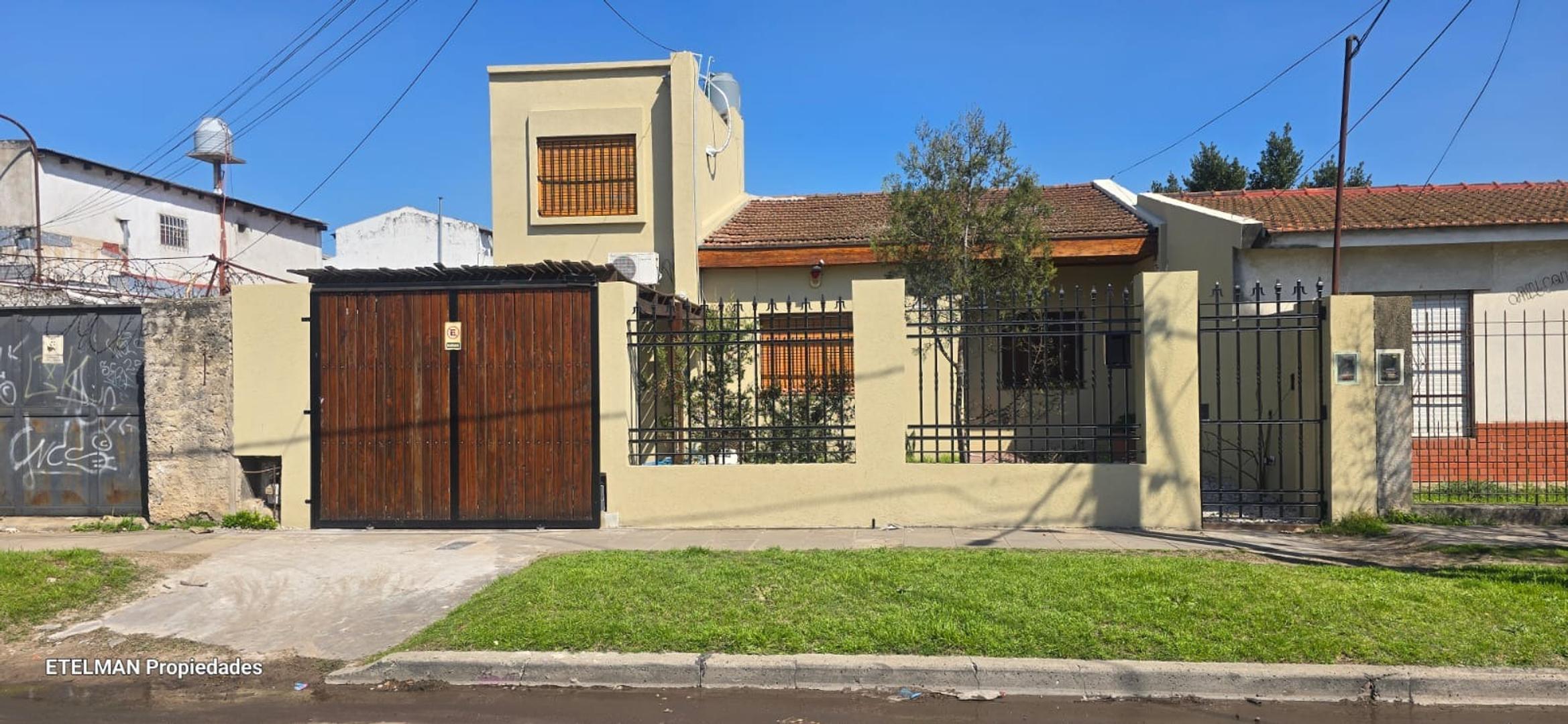 Venta casa 4 dormitorios con parq. y galería, Paso del Rey