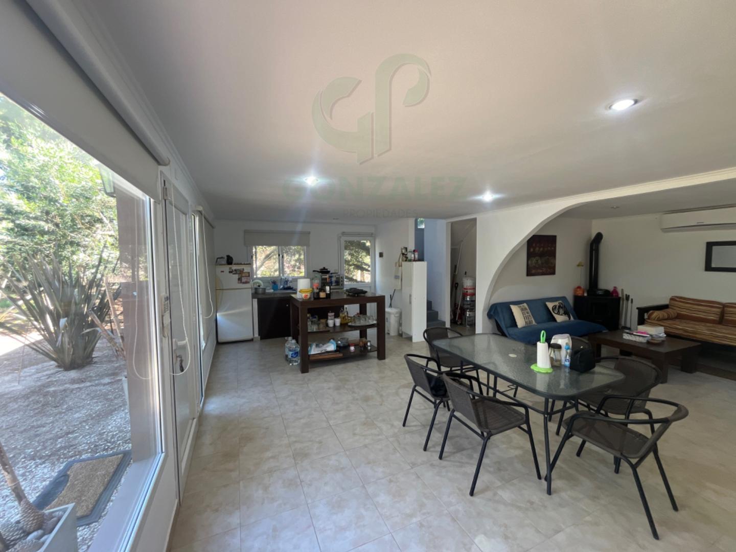 Casa 4 ambientes con 2 baños