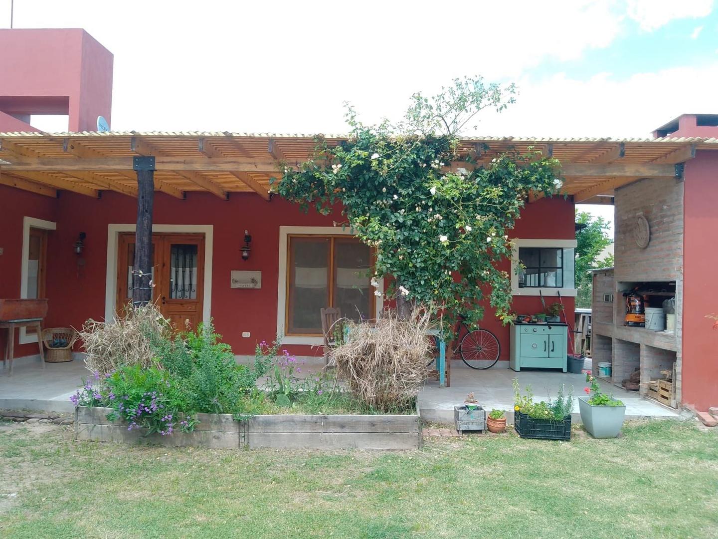 Casa 4 ambientes con 2 baños