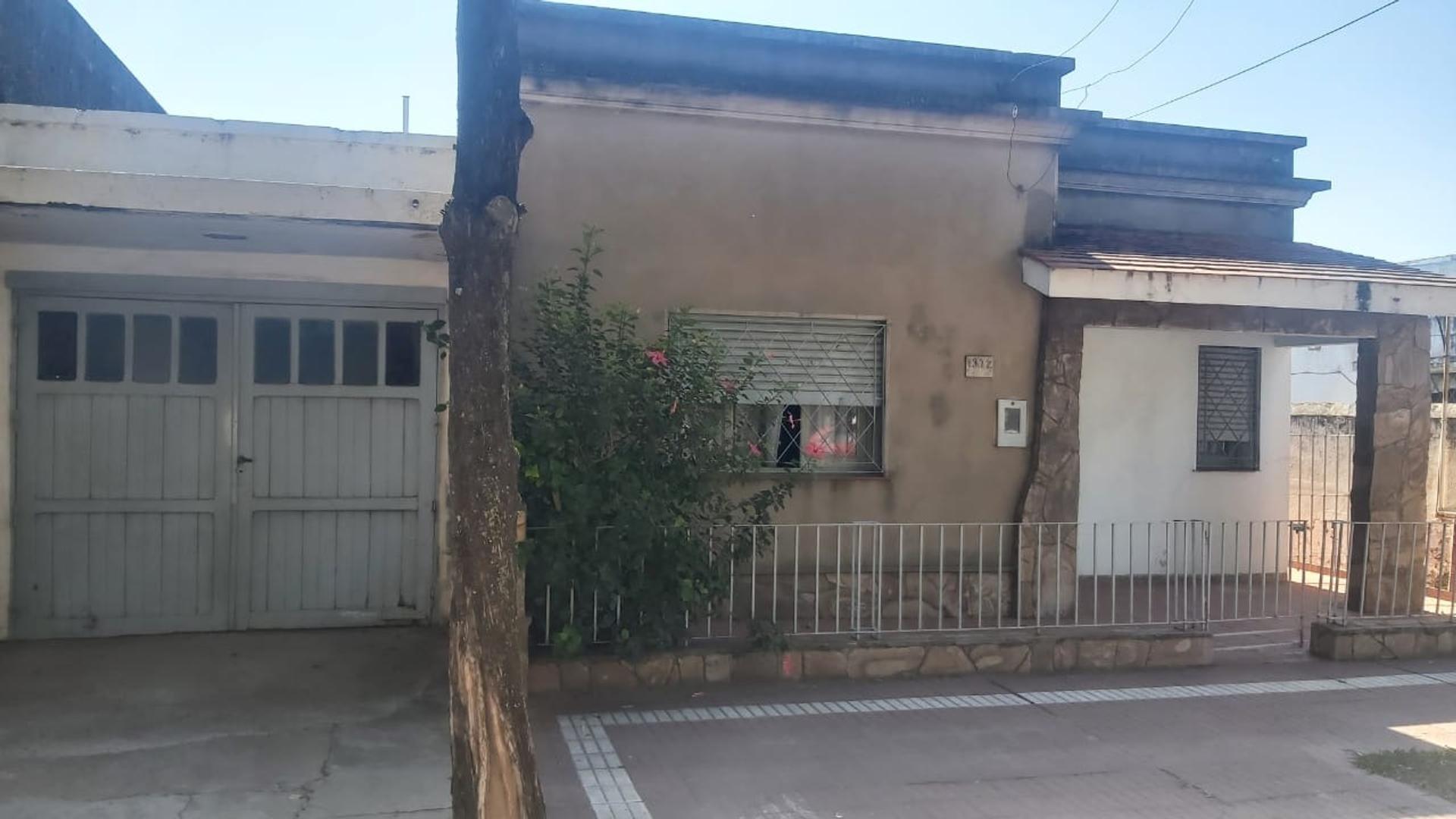 Venta Casa con Amplias Comodidades.Sobre Bv.Servicios.Consul