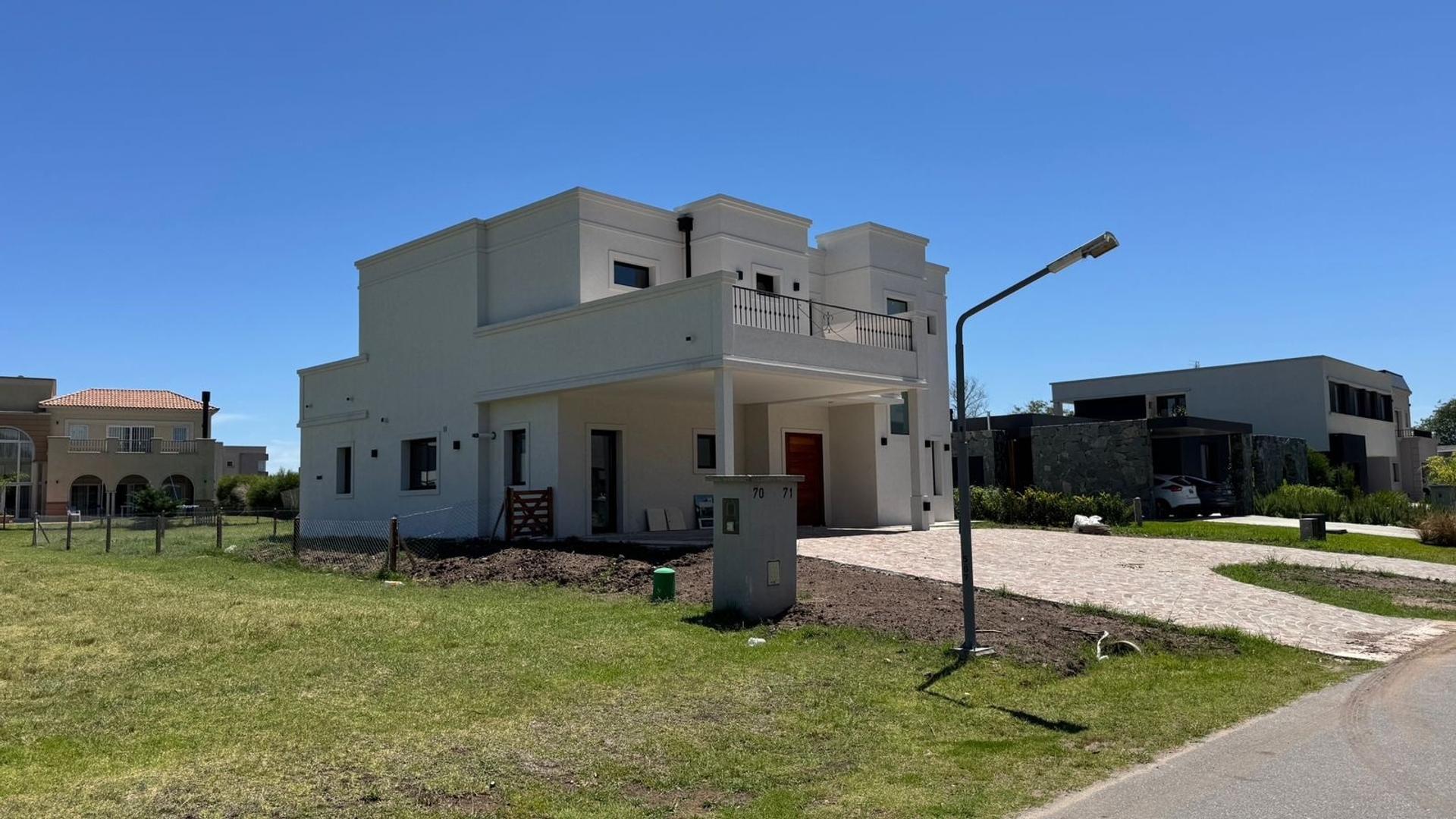 Casa 5 ambientes con 4 baños