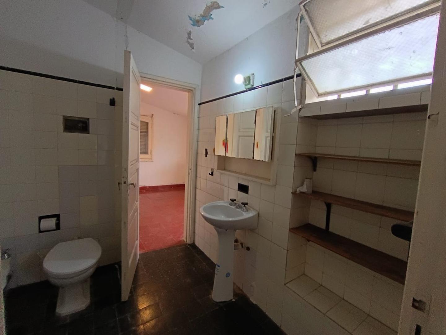 Casa 6 ambientes con 2 baños