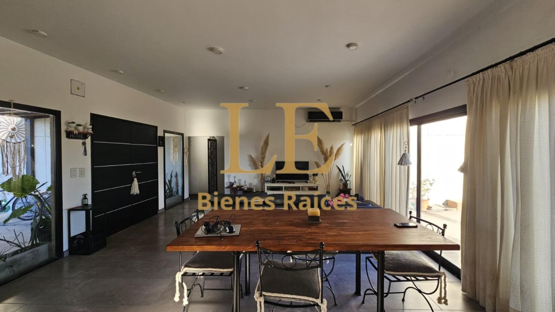 Casa 6 ambientes con 4 baños